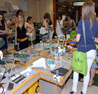 Asistentes visitando la exposicin de productos de apoyo de la Unidad de Autonoma Personal